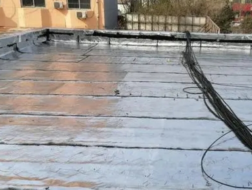 茌平卫生间漏水维修公司分享下茌平屋面楼顶防水刚性防水层施工要点。